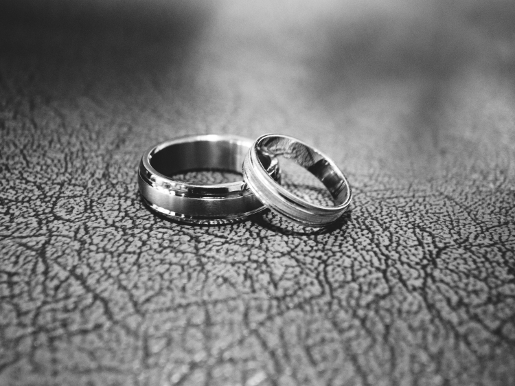 two rings in black and white